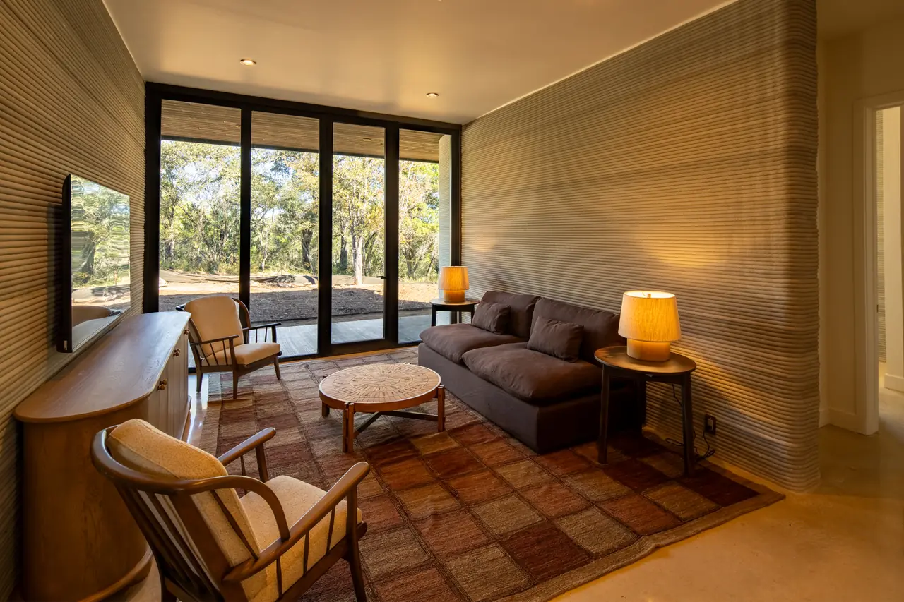 Lounge with doors to the yard